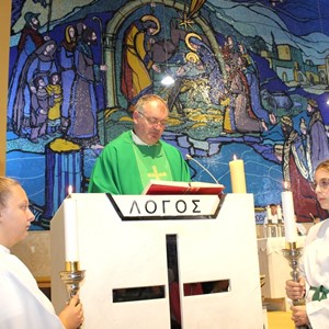 Učenici, roditelji i učitelji kod svetog Josipa u Karlovcu